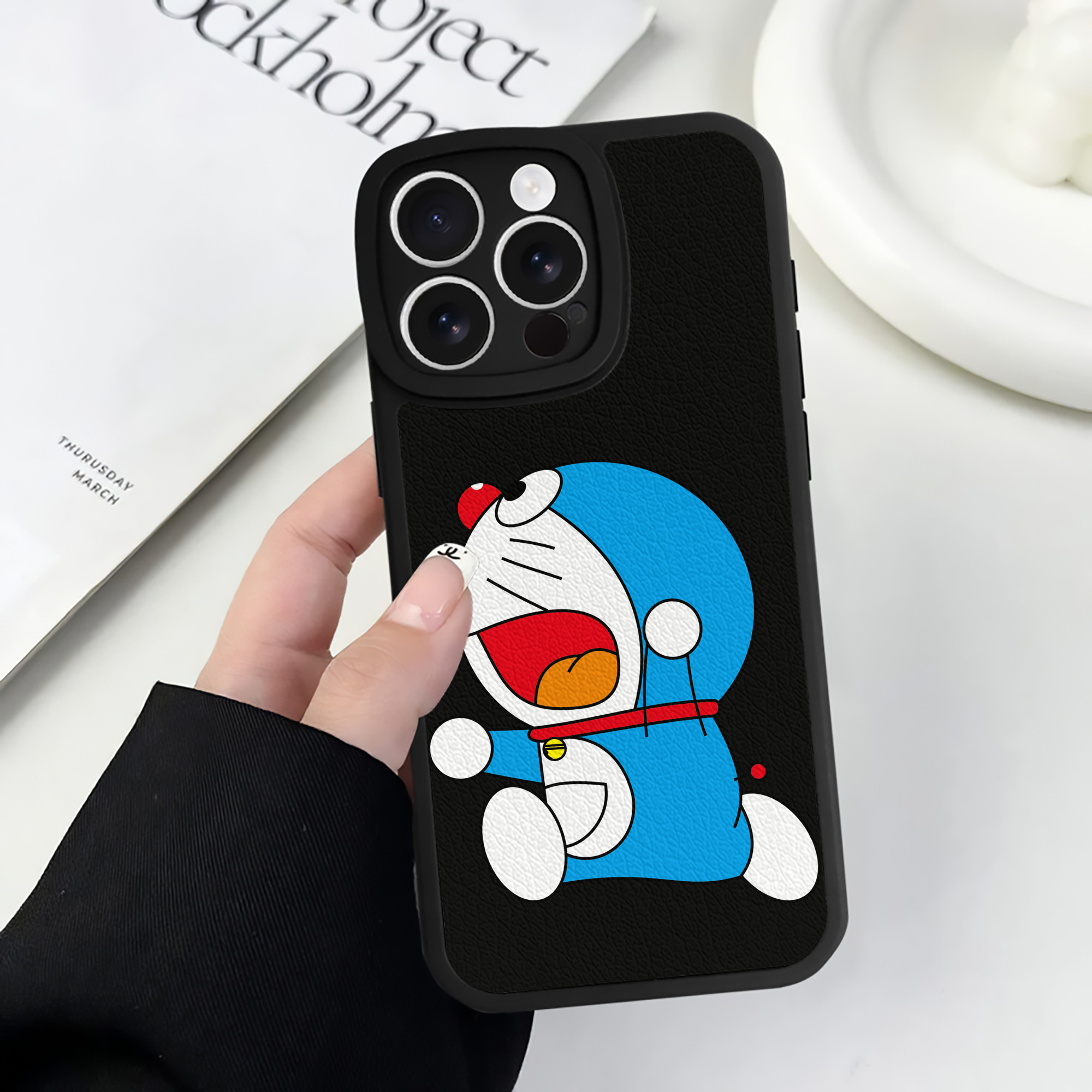 （画像用） ドラえもん Doraemon 【iPhone 16シリーズ対応】シリコンスマホケース（レザー調） 材質：シリコン
